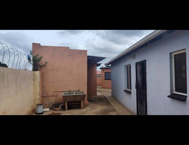 8 BEDROOM HOUSE FOR SALE IN PROTEA GLEN